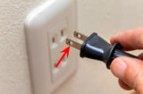 Công dụng đặc biệt của 2 chiếc lỗ nhỏ trên phích cắm chân dẹt, nhiều người chưa biết