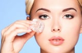Chườm nước đá chăm sóc da: Hiệu quả thật hay chỉ là mẹo truyền miệng?