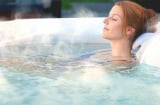 Tắm nước nóng mang lại nhiều lợi ích hơn bạn tưởng