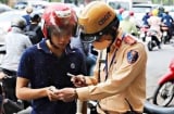 Cảnh báo: Người đi xe máy thiếu giấy tờ bắt buộc này có thể bị phạt tới 8 triệu đồng