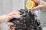 Gội đầu bằng chanh đúng cách: Mẹo sạch gàu, tóc mượt bóng nhanh gọn tại nhà
