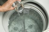 Vì sao nên đổ giấm trắng vào máy giặt?