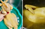 Bí quyết luộc gà “bất bại”: Sôi 5 phút rồi làm bước này, thịt chín đều, da vàng không nứt