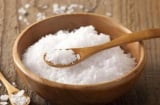 Cuối năm dọn nhà, đừng quên đặt bát muối trong nhà vệ sinh: Công dụng khiến nhiều người bất ngờ