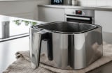 Nồi chiên không dầu bẩn mấy cũng sạch: Chỉ cần 2 thứ này, không phải chà rửa