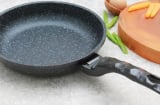 Chảo bong tróc lớp chống dính đừng vội vứt: Chỉ vài giọt này, chảo cũ “hồi sinh” như mới