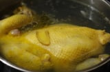 Luộc gà xong đừng vội bày ra đĩa, làm thêm 1 bước gà giòn sần sật, chặt không bị nát