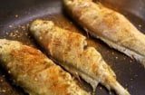 Chiên cá không bắn dầu, không nát: Chuyên gia bật mí mẹo giúp cá vàng giòn, không ngấm dầu