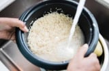 Một bước nhỏ khi nấu cơm giúp kiểm soát đường huyết và mỡ máu hiệu quả