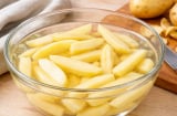 Vì sao nên ngâm khoai tây trong nước trước khi chế biến? Thói quen nhỏ giúp món ăn ngon và an toàn hơn