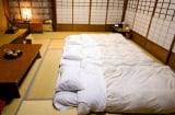 Vì sao người Nhật thích trải nềm nằm trên sàn hơn ngủ trên giường? Có 5 lợi ích đặc biệt