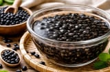 Vì sao nên ngâm hạt đậu đen trước khi nấu? Nhiều người uống nước đậu đen mỗi ngày vẫn mắc những sai lầm này