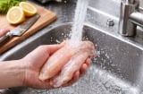 Vì sao không nên rửa thịt dưới vòi nước mạnh? Sai lầm này nhiều người mắc mỗi ngày mà không biết tác hại