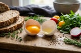 Ăn trứng buổi tối có hại tim mạch không? Sự thật về cholesterol và 3 lợi ích ít người biết
