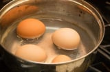 Luộc trứng nhớ thêm thứ này, trứng không bị sát vỏ