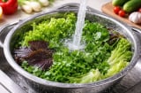 Ngâm rau sống bằng nước muối có thật sự sạch? Sự thật nhiều người vẫn hiểu sai