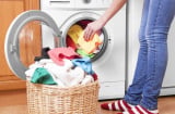 Tại sao quần áo giặt ở nhà dù sạch sẽ nhưng không bao giờ thơm lâu như ngoài tiệm?