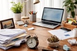3 thứ tuyệt đối không nên để trên bàn làm việc: Tưởng vô hại nhưng dễ “khóa” tài vận