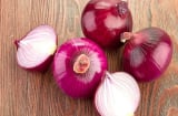 Hành tây tím – nguyên liệu quen thuộc giúp cải thiện da mụn và làm mờ thâm hiệu quả