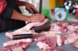 Mẹo phân biệt thịt lợn tươi và ôi cực nhanh: Nhìn là biết, người bán không qua mắt được bạn