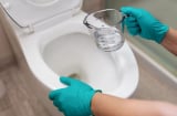 Làm sạch bồn bằng loại nước này, vừa diệt khuẩn, vừa sáng bóng như mới, không cần thuốc tẩy