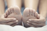 Nếu chân và bàn chân bạn xuất hiện 5 dấu hiệu này, hãy cẩn thận
