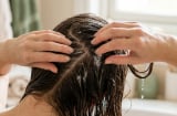 Sau tuổi 40, chuyên gia tiết lộ cách gội đầu đơn giản giúp tóc dày lên rõ rệt sau vài tháng