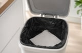  Chỉ cần đặt một tờ giấy vào thùng rác: Mẹo nhỏ tiện lợi bất ngờ