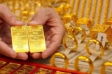 Giá vàng hôm nay 30/4: Lao dốc mạnh, nhà đầu tư “đứng ngồi không yên”