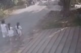 Ô tô tông trúng người phụ nữ đi bộ cùng 3 trẻ nhỏ, 1 người tử vong