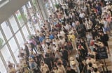 Choáng cảnh “biển người” đổ về Cát Bà: Phà Đồng Bài ùn tắc, ô tô xếp hàng dài cả cây số