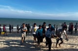 Hai anh em từ TP.HCM ra Thành phố Hồ Chí Minh tắm biển ở Mũi Né bị sóng cuốn, chỉ cứu được người anh