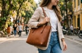 Túi tay cầm dài quay trở lại: Món phụ kiện nhỏ nâng tầm cả outfit