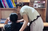 “Còng lưng” ôn thi cùng con: Áp lực mùa thi đè nặng lên phụ huynh