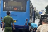 Hơn chục người hợp sức nâng xe buýt cứu nữ tài xế mắc kẹt dưới gầm