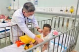 Sức khỏe của bé trai 2 tuổi bị mẹ ruột và nhân tình bạo hành đến nguy kịch