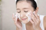 Rửa mặt tưởng đơn giản nhưng nhiều người đang làm sai, khiến da dễ khô và nhanh lão hóa