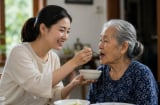 Thuê người chăm sóc cha mẹ già, liệu có phải là bất hiếu?