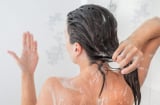 Gội đầu sai cách có thể khiến tóc bạc dễ khô xơ và thiếu sức sống hơn