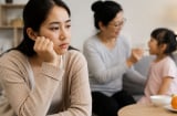 Để mẹ chồng chăm con, một ngày tôi giật mình con như không phải con mình nữa