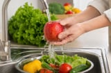 Nghiên cứu chỉ ra cách làm sạch rau sống, trái cây. Nhiều người sẽ bất ngờ