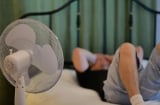 Bật quạt hướng vào đầu hay hướng vào chân là tốt nhất?