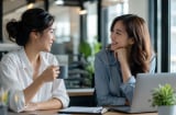 Đồng nghiệp thân thiết có nên trở thành bạn ngoài đời? Những cái được và mất ít ai nói rõ