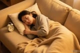 Nên ngủ nghiêng bên trái hay bên phải? Nhiều người đang ngủ sai tư thế mà không biết