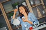 Phương pháp “bánh mì kẹp” giúp da khô giữ ẩm tốt hơn khi ngồi điều hòa cả ngày