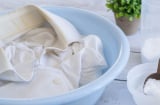Mẹo tẩy sạch quần áo trắng bị ngả màu cháo lòng, ố vàng