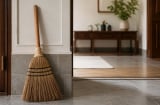 Người xưa dặn: Chổi quét nhà đừng đặt ở 5 vị trí này, không chỉ là tâm linh