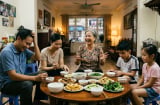 Mẹ chồng liên tục “xì hơi” trong bữa cơm, nàng dâu xử lý thế nào để không mất hòa khí?