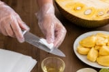 Mẹo làm sạch nhựa mít dính dao, dính tay cực nhanh: Đừng rửa nước ngay kẻo càng dính