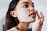 Mặt nạ ngủ tràm trà được nhiều người yêu thích vì hỗ trợ da mụn, nhưng cần dùng đúng cách